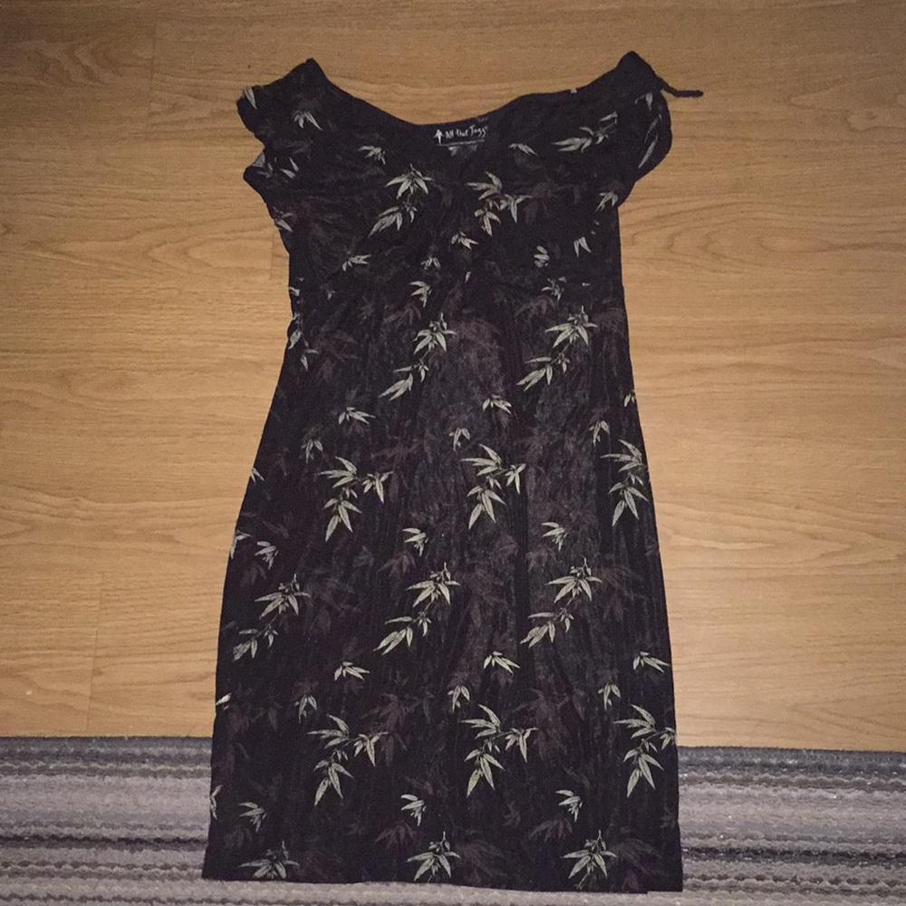Hi! I’m selling this dress that’s super cute!